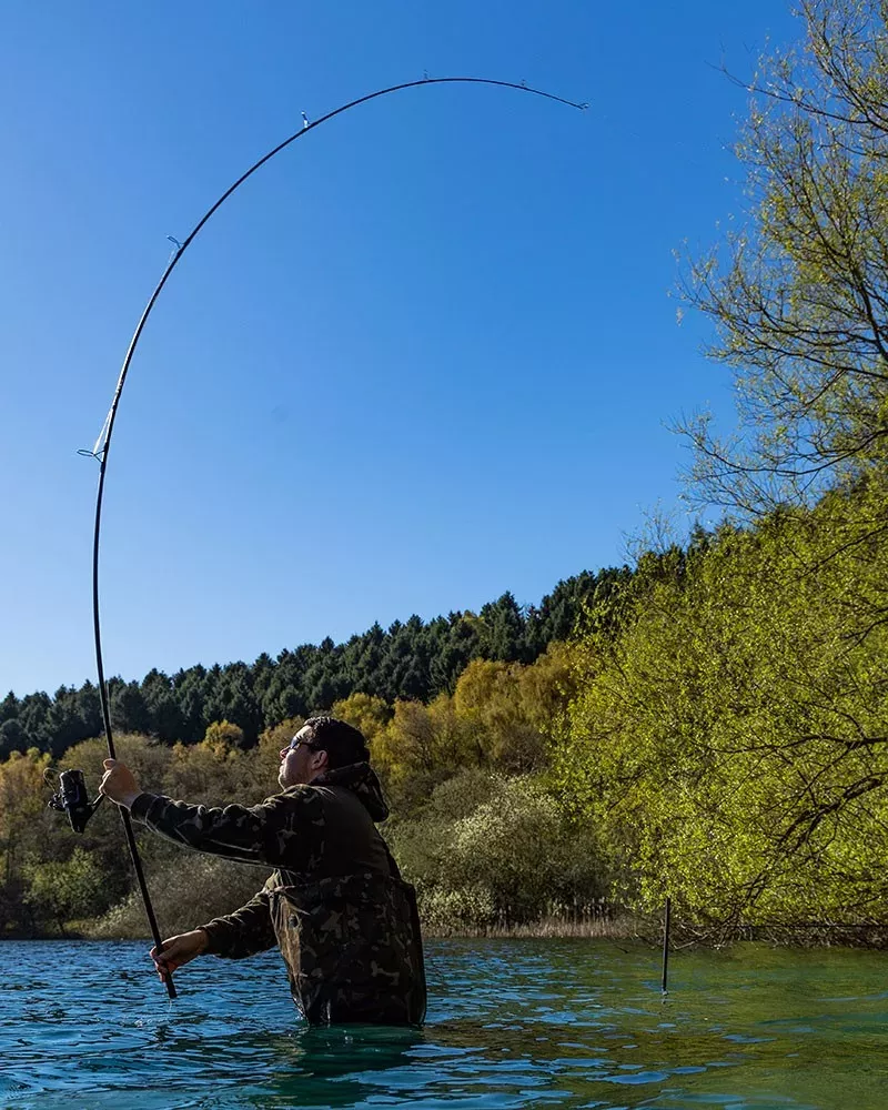 Fox Eos Pro Bojlis Horgászbot 390m 3.5lb dobás közben